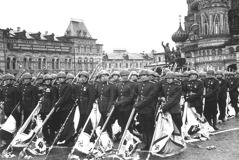 Колонна офицеров Красной Армии